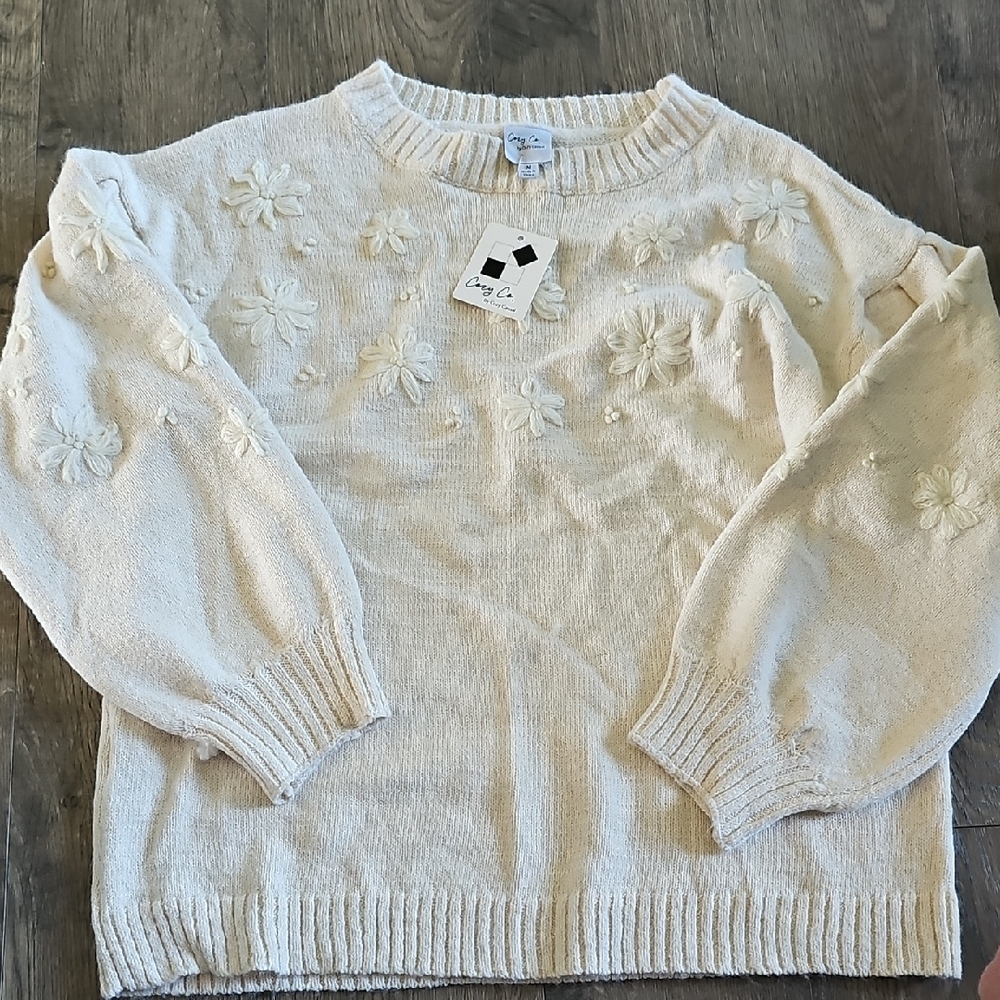 NWT Cozy Casual Sweater Floral Details Knitted Medium Oversize Puffy Cream